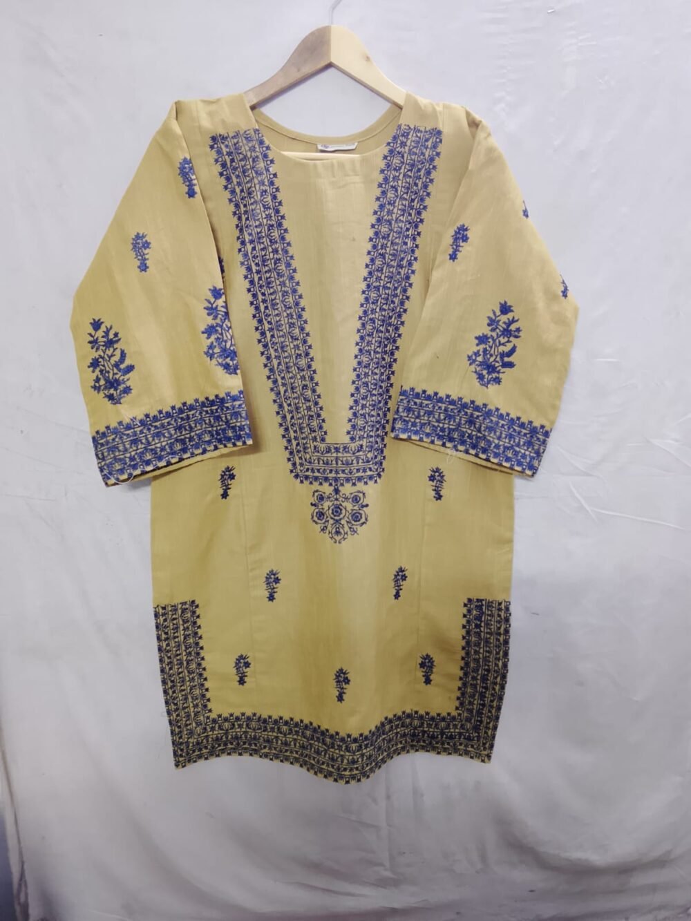 Khaddar 2PC Stitched Suit with Farshi Salwar - Image 8