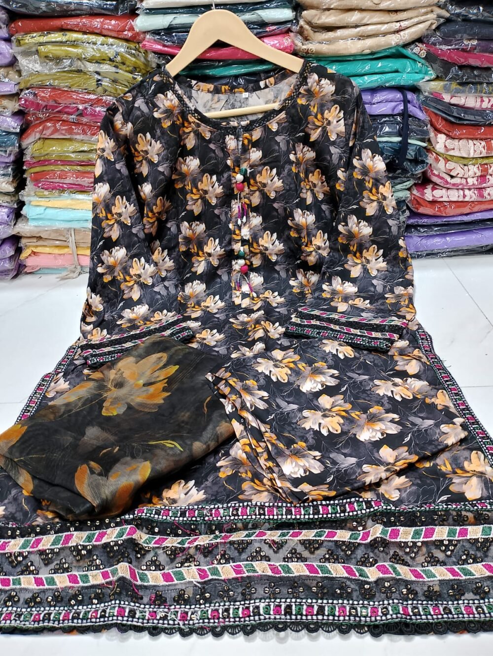 Embroidered Lawn 3PC Suit - Image 5